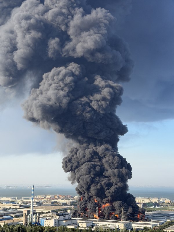 8月2日 青岛黄岛火灾爆炸感谢家人们投稿！8月2日 青岛黄岛火灾爆炸感谢家人们投稿！