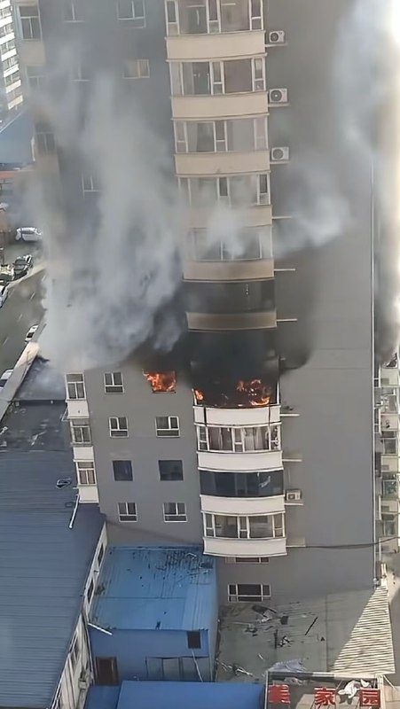 山西省太原市阳曲县原因是把电动车推进屋里充电，导致电动车电池着火，两个姑娘死了，一个老大17岁把电池从电车上卸下带回家充电，电池爆炸一家4口烧死一个上高中的女孩，教训惨痛