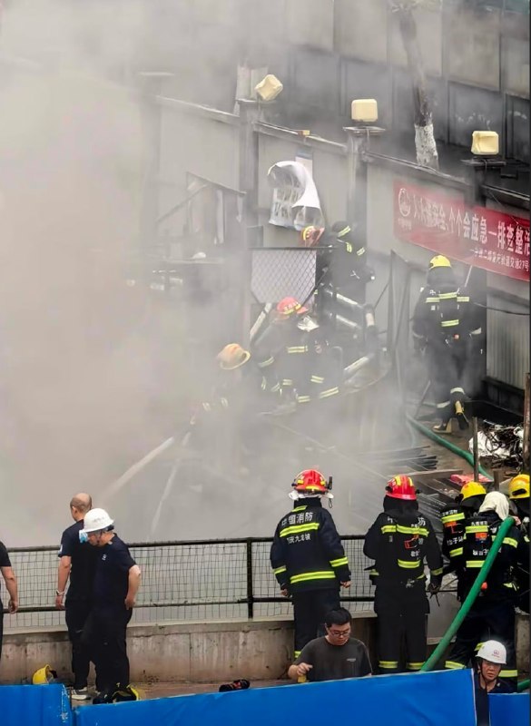 重庆石桥铺一在建轨道交通工地发生火灾，应急部门迅速处置6月24日，重庆市九龙坡区石桥铺片区轨道交通27号线在建工地发生一起火灾事故