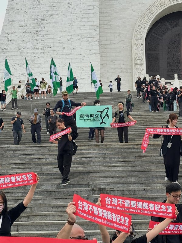 台湾人要求拆除蒋介石纪念堂