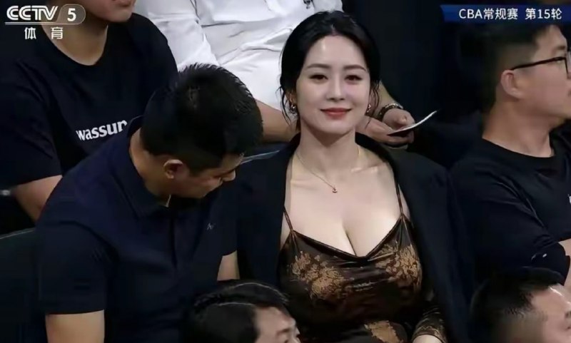 篮球比赛中，能让CCTV5给五秒镜头的观众，我猜一定有过人之处😂这镜头捕捉太精准了~#巨乳 #少妇 #大奶感谢家人们投稿！篮球比赛中，能让CCTV5给五秒镜头的观众，我猜一定有过人之处😂这镜头捕捉太精准了~#巨乳 #少妇 #大奶感谢家人们投稿！