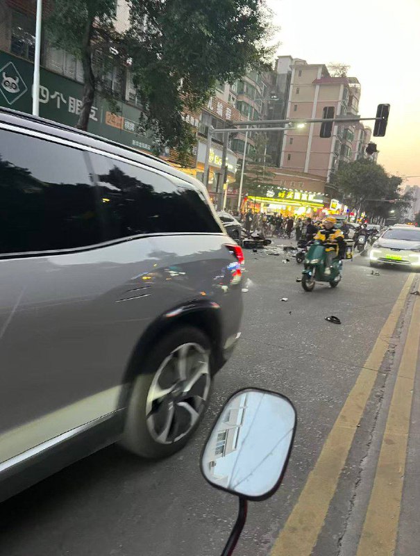 12月5日傍晚 #广州 #花都 龙珠路杏林花园附近发生汽车冲撞行人事件