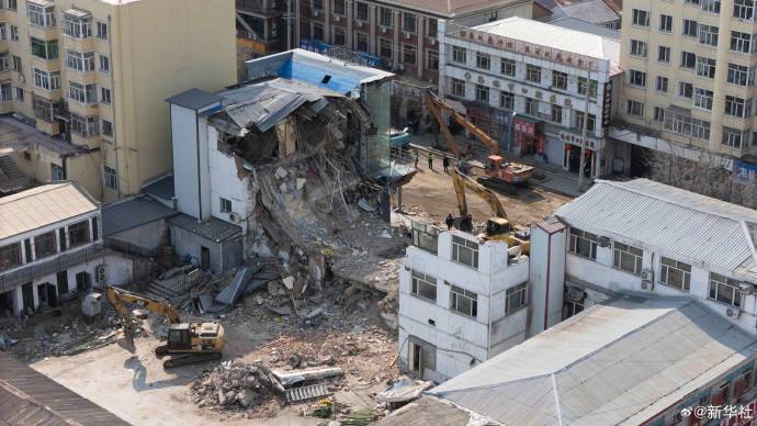 黑龙江一建筑坍塌7死2伤3月29日0时许，黑龙江海林市海林镇一建筑发生部分坍塌