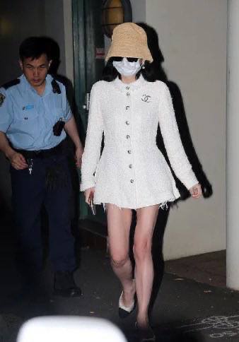 作为取保候审的条件之一 杨兰兰 每周三需要到悉尼玫瑰湾 警察局 报到，此处离去年夏天她 #酒驾 #劳斯莱斯 库里南 型号的SUV造成 #重大事故 的发生地不到2公里