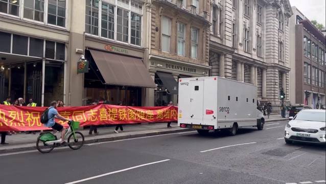 英国法院裁定香港经贸办间谍案 卫志梁监禁十年、袁松彪八年有港人在法庭外拉起横幅：热烈祝贺袁同志喜提铁窗雅座 高墙内再创辉煌法官明确认定：1.被告行为属于有系统、协调、有意识的跨国监控行动
