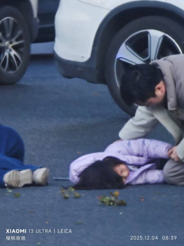 #杭州 #滨江 发生一起 #坠桥 #事件 #跳桥 12月4日，杭州滨江区滨文路江虹路口附近发生一起事件