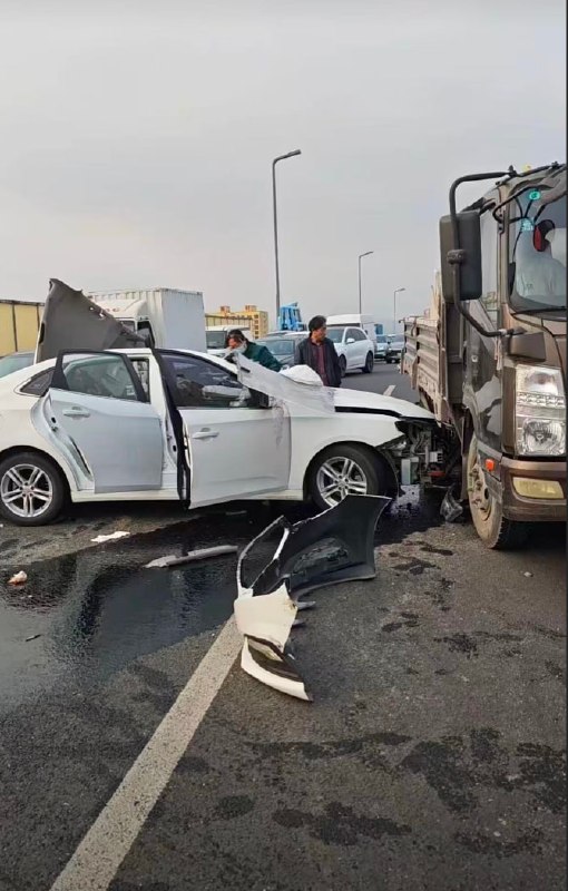 明天和意外真不知道哪个先来…山西太原，网友爆料一起网约车交通事故，看着是真不轻，希望人没事🙏感谢家人们投稿！明天和意外真不知道哪个先来…山西太原，网友爆料一起网约车交通事故，看着是真不轻，希望人没事🙏感谢家人们投稿！