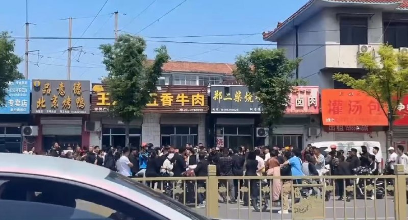 💢山东东明渣男+嚣张小三！出轨还不够，小三上门暴打原配？这瓜吃得血压飙升！#菏泽东明 #渣男小三 #原配被打感谢家人们投稿！💢山东东明渣男+嚣张小三！出轨还不够，小三上门暴打原配？这瓜吃得血压飙升！#菏泽东明 #渣男小三 #原配被打感谢家人们投稿！