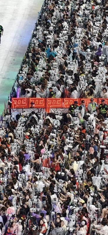 时代少年团这几天把上海海整疯了，徐家汇交通瘫痪好久，太多全国的粉丝飞来