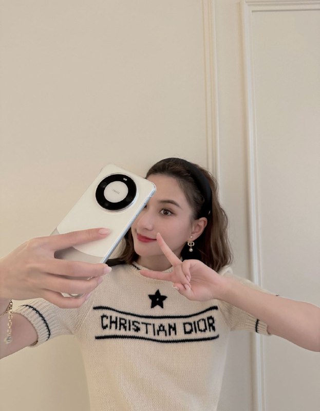 #澳门 赌王 #何鸿燊 的女儿 #何超莲 手持 #华为 Mate 60 Pro 拍照并配文：怎么拍都好喜欢（我说手机❤️)#澳门 赌王 #何鸿燊 的女儿 #何超莲 手持 #华为 Mate 60 Pro 拍照并配文：怎么拍都好喜欢（我说手机❤️)