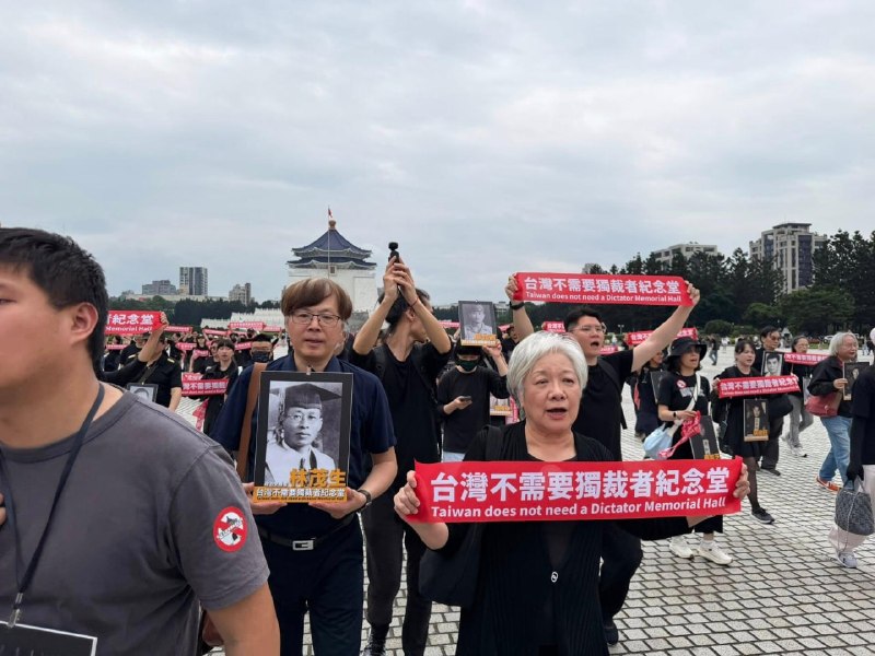 台湾人要求拆除蒋介石纪念堂