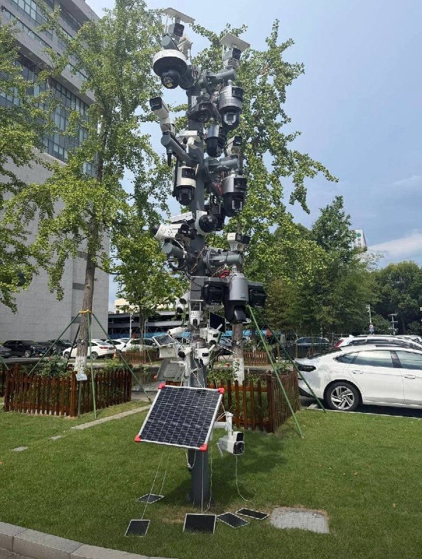 8月10日，网友分享了浙江杭州海康威视总部门口的测试架，上面密密麻麻挂满了各类用于监视的摄像头