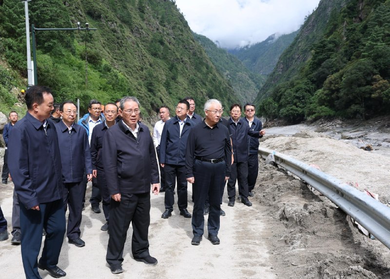 李强总理抵达西藏今天下午约 4 点半，中国首批救援人员抵达西藏吉隆口岸泥石流灾区核心区域