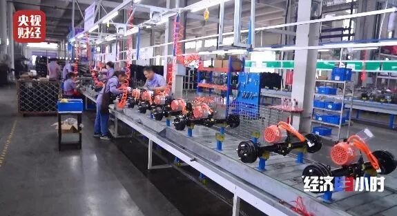 中国电动三轮车海外爆单：欧美售价达 3000-6000 美元中国海关数据显示，2025 年电动两轮车全年出口超 2670 万辆、出口额 68.29 亿美元，其中被称作“三蹦子”的电动三轮车在海外表现尤为抢眼