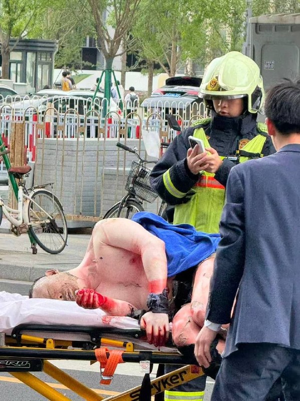 伤者为大楼内公司员工，非网传中信银行刘俊华女士，飞机失控原因官方暂未公布，国内平台均对此次事件进行了屏蔽，无法进行检索