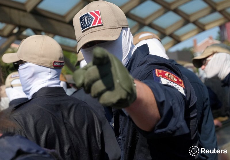 路透社：7月4日华盛顿特区爱国者阵线活动现场约 400 名白人民族主义者“爱国者阵线”成员在华盛顿特区游行，手持邦联旗帜等物品