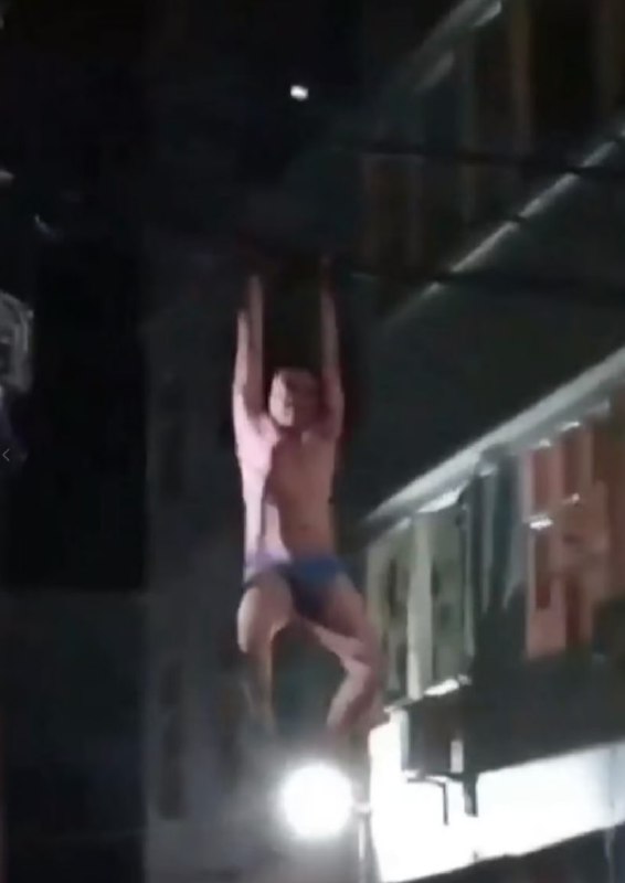 隔壁老王 为了跑路直接翻窗吊电线横穿马路，电线秒变钢丝，大哥你是练过的吧？这剧情编剧都不敢这么写，刺激程度拉满，直接封神！感谢家人们投稿！隔壁老王 为了跑路直接翻窗吊电线横穿马路，电线秒变钢丝，大哥你是练过的吧？这剧情编剧都不敢这么写，刺激程度拉满，直接封神！感谢家人们投稿！