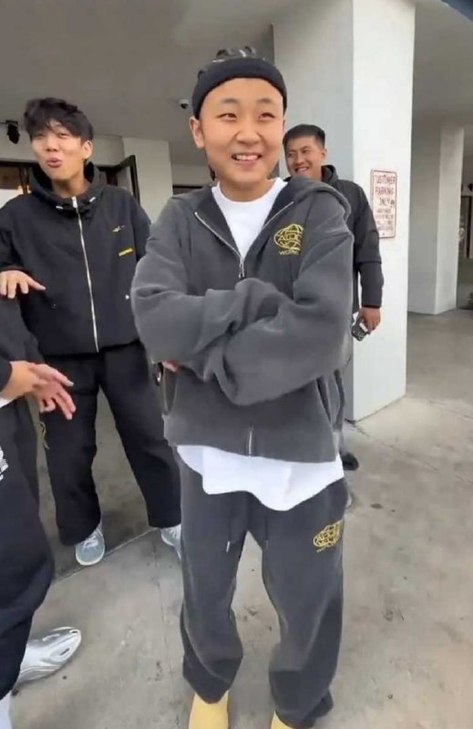#张家裔偷窃 #张家裔下跪道歉 #张家裔女篮未来之星张家裔，偷窃丑闻与下跪道歉视频引爆全网，曾经励志人设，如今直接崩盘！感谢家人们投稿！#张家裔偷窃 #张家裔下跪道歉 #张家裔女篮未来之星张家裔，偷窃丑闻与下跪道歉视频引爆全网，曾经励志人设，如今直接崩盘！感谢家人们投稿！