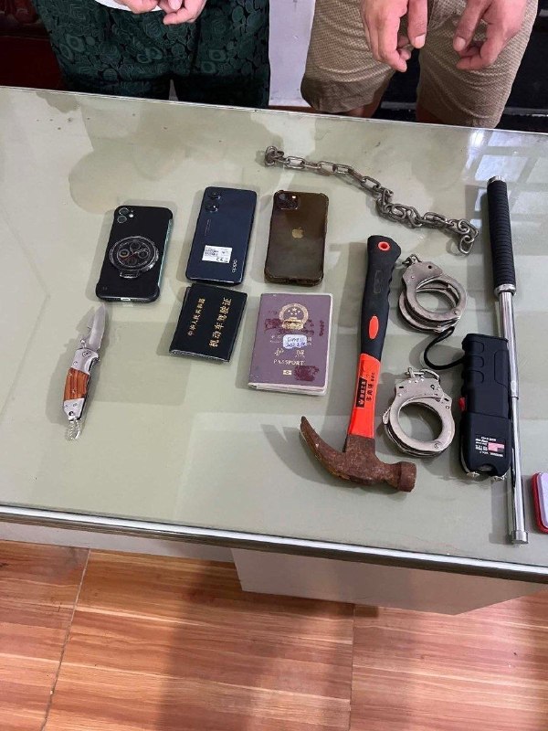 手铐、电棒、铁链！非法拘禁4名同胞，金边2名中国人被捕柬埔寨金边市警方成功侦破一起非法拘禁案件，在Por Sen Chey区Chom Chao 3分区一处住宅内逮捕两名中国籍嫌疑人，并成功解救4名中国籍受害者