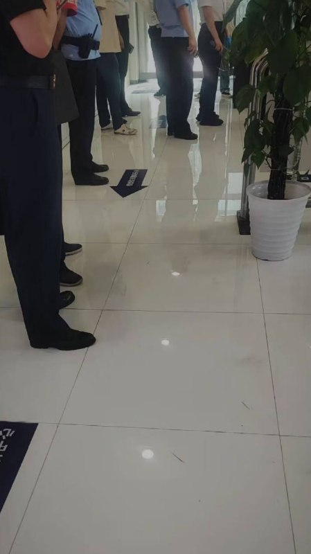 隔壁公司女销售，听说因为眼红别家销冠业绩太猛、客户都被抢了，居然偷偷给人水杯下毒…把那个销冠给毒没了！现在整栋楼都在传，太吓人了真的…#投毒感谢家人们投稿！隔壁公司女销售，听说因为眼红别家销冠业绩太猛、客户都被抢了，居然偷偷给人水杯下毒…把那个销冠给毒没了！现在整栋楼都在传，太吓人了真的…#投毒感谢家人们投稿！