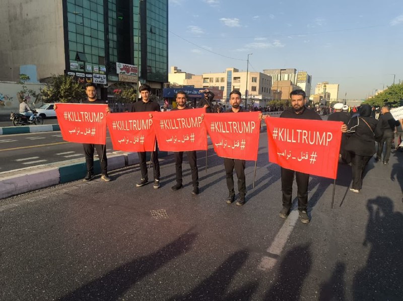 周一，在德黑兰举行的阿里·哈梅内伊葬礼上，伊斯兰共和国的忠实支持者在送葬队伍中打出一条巨幅横幅，上面写着：“杀死特朗普——伊朗悬赏1亿美元”