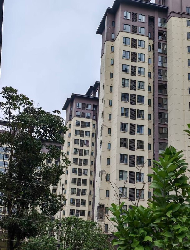 2月27日贵州遵义·美的·万麓府，排烟管道爆炸引起的