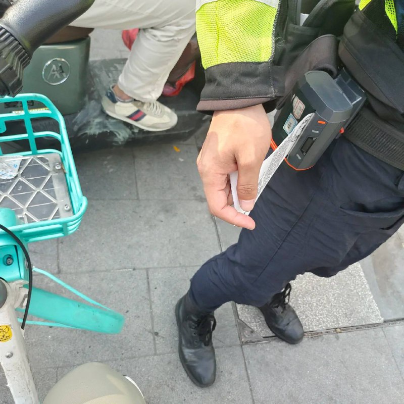 在深圳骑自行车也能被开罚单😡跟着好多电动车自行车一起走，突然他们都拐弯了（此时此刻，我无比好奇，我看着他们也都带头盔了￼）