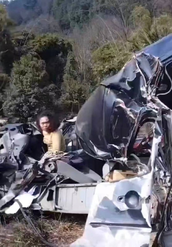 真是 #命大 贵州，女子行驶途中发生 #车祸 车子都碎了