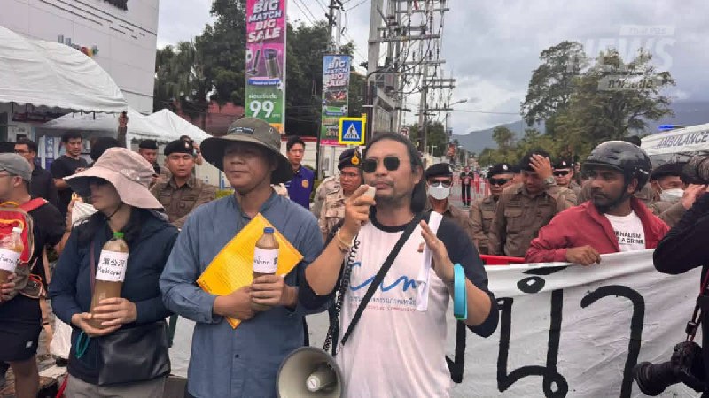 清迈中国总领事馆前警民冲突 两人受伤7月6日上午，泰国清迈中国总领事馆前发生示威冲突