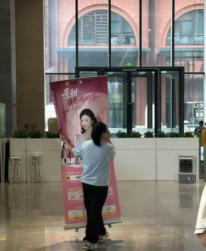 景甜被指“软封杀”：微信指数、微博合集查不到，美团微博相关内容删了，商场展板也撤了