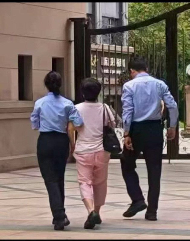 广东汕头通报“女子往窗外撒钱”：因亲属病重情绪波动导致 4月14日，有网友发视频称在广东汕头市合信·星湖城小区，有人从窗户口向外撒港币