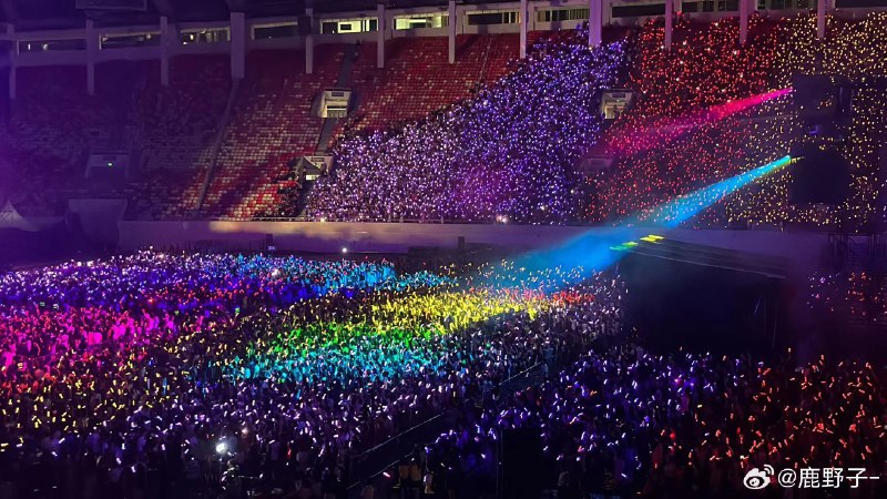 #蔡依林《#玫瑰少年》在广州演唱会之后被砍掉彩虹灯，到了长沙演唱会直接砍掉了《玫瑰少年》这首歌