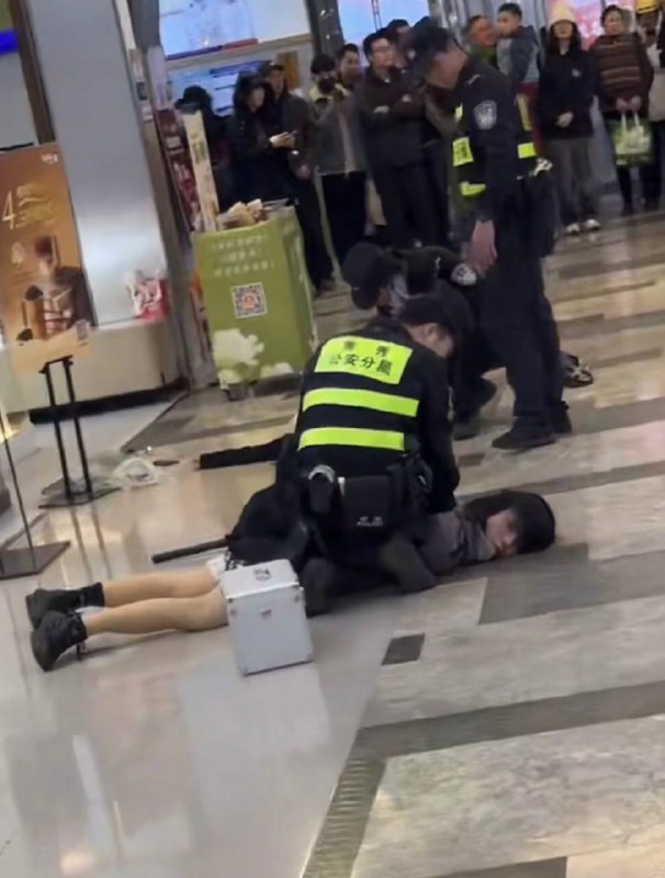 一个男的在南宁航洋城男扮女装进女卫生间还把一个女生捅了，现在女生生死未卜男的被控制了