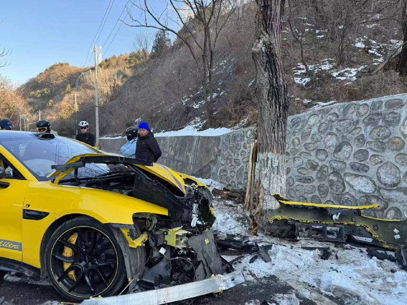 #精神小伙 #新能源 #飙车 #车祸感谢家人们投稿！#精神小伙 #新能源 #飙车 #车祸感谢家人们投稿！