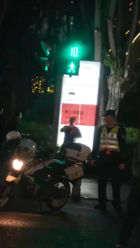 12月10日下午6点 #广州 #天河南路 地铁B出口，有人手持西瓜刀满身是血，被警察围困在十字路口草丛，持刀者举刀指向自己，警察不敢靠近