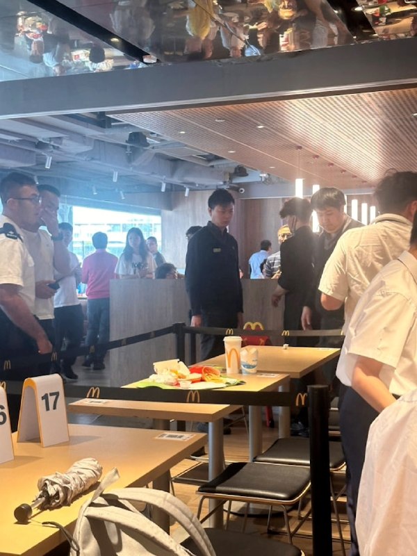 内地男投资虚拟货币损失50万人民币 来港拟自焚引关注警方表示，警员于周四（5月14日）中午约12时半于金钟道麦当劳内，发现一名34岁姓李内地男子，并从其身上检获一个打火机和两樽易燃液体