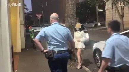 作为取保候审的条件之一 杨兰兰 每周三需要到悉尼玫瑰湾 警察局 报到，此处离去年夏天她 #酒驾 #劳斯莱斯 库里南 型号的SUV造成 #重大事故 的发生地不到2公里