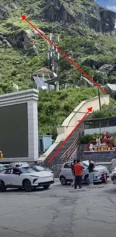 这是泥石流灾难发生前早些时候的吉隆口岸