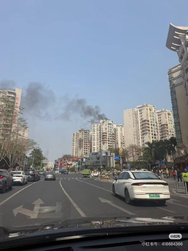 东莞南城一小区大火，居民质疑中海物业2026.1月28号，东莞南城中信新天地又出名了，居民质疑着火属于违建的阳光房，有居民表示：中海物业曾在楼顶烧烤