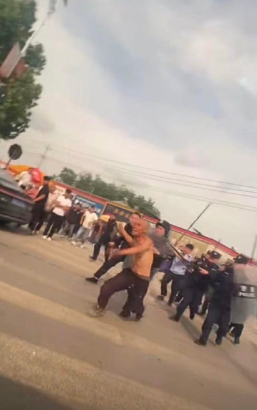 大白天拎着🔪，你想干嘛？？看这状态，八成是精神有点问题……最后结局不出所料——老老实实，服服帖帖😂感谢家人们投稿！大白天拎着🔪，你想干嘛？？看这状态，八成是精神有点问题……最后结局不出所料——老老实实，服服帖帖😂感谢家人们投稿！