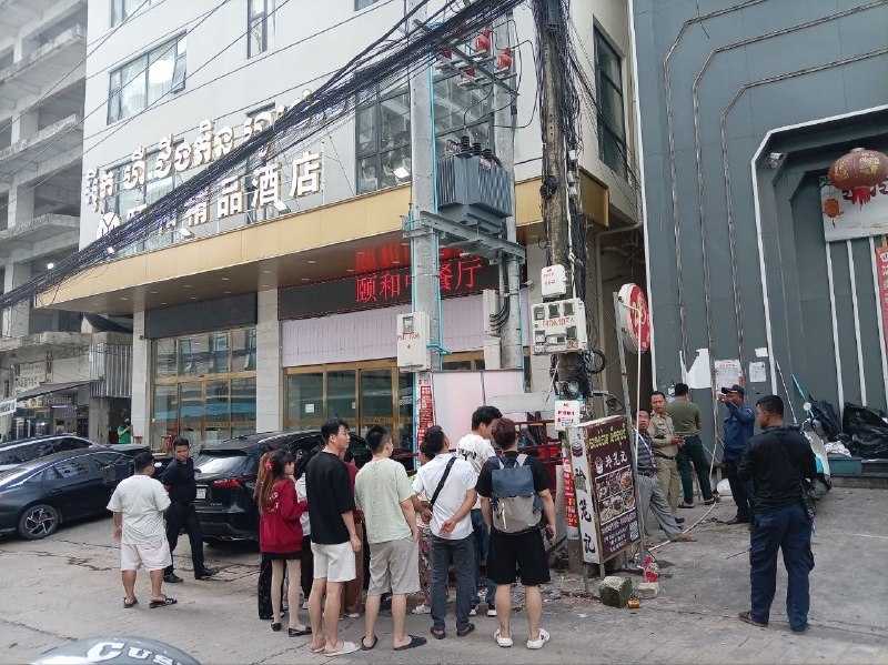 6月11日凌晨2时10分左右，柬埔寨西哈努克市发生一起坠楼事件，一名中国籍男子从一栋建筑物高处坠落，当场死亡，引发当地关注
