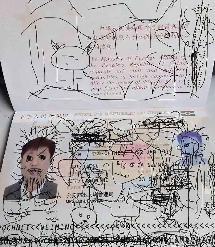 辛苦一天回家你看见自己小孩在画画感谢家人们投稿！