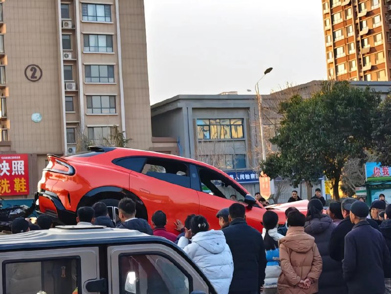 #车祸 小米YU7 ，不愧是绿化带战神！感谢家人们投稿！#车祸 小米YU7 ，不愧是绿化带战神！感谢家人们投稿！