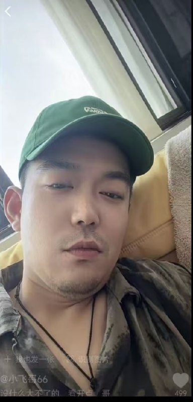 #绿帽 这哥们头顶的帽子颜色真鲜艳