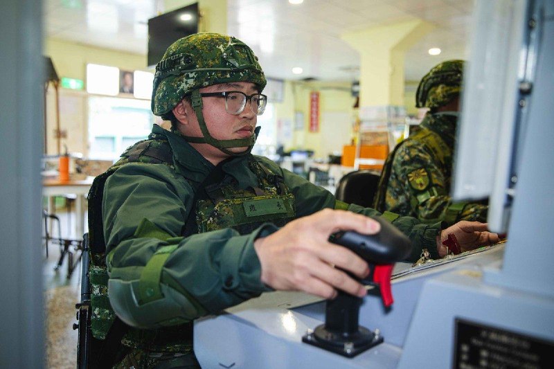 台湾 陆军东引地区指挥部昨日实施「忠义操演」实弹射击训练，官兵运用各种建制武器对海面目标射击，展现守护北疆决心