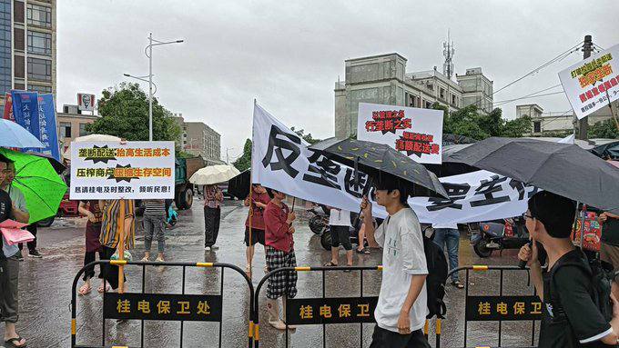 5月18日，桂林电子科技大学保卫处发布《关于规范调整校外外卖配送入校的公告》，规定：禁止非青羽科技的外卖骑手进入校园