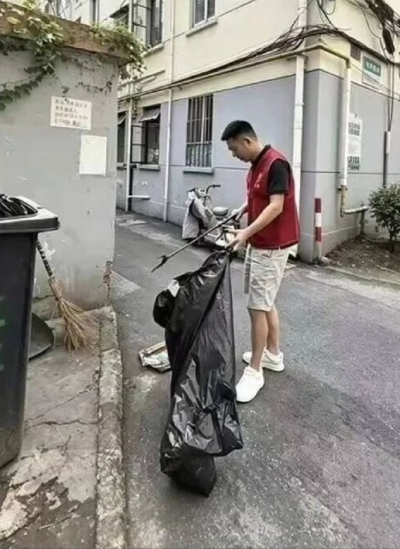 出去捡瓶子可以穿一件志愿者的红马甲，瞬间体面多了感谢家人们投稿！