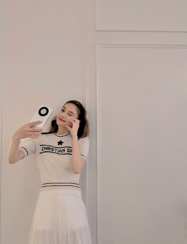 #澳门 赌王 #何鸿燊 的女儿 #何超莲 手持 #华为 Mate 60 Pro 拍照并配文：怎么拍都好喜欢（我说手机❤️)#澳门 赌王 #何鸿燊 的女儿 #何超莲 手持 #华为 Mate 60 Pro 拍照并配文：怎么拍都好喜欢（我说手机❤️)