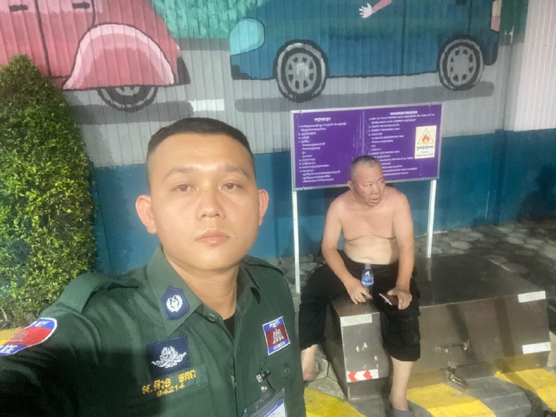 中国男子醉酒闹事引冲突，警方介入后送往使馆处理2026年5月4日晚19时，一名中国籍男子在醉酒状态下，在柬埔寨金边市一家加油站里行为失控，大声喧哗并直接躺在店内，影响了商户的正常营业秩序