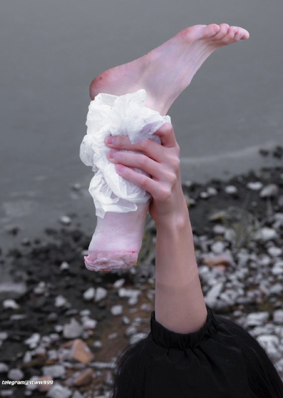 #猎奇小屋 #实体娃娃 #足控 #奇怪的性癖    谁把烧烤食材，洗干净落在河边了#猎奇小屋 #实体娃娃 #足控 #奇怪的性癖    谁把烧烤食材，洗干净落在河边了